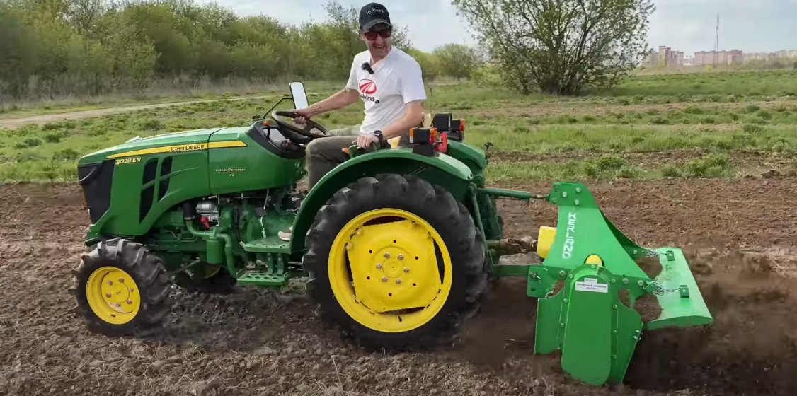 трактор John Deere 3028